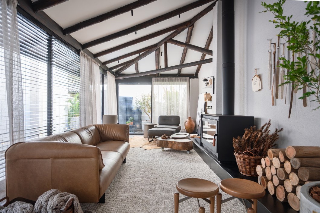 Patricia Pasini Arquitetura - Casa Serra e Fogo. O projeto foi concebido para remeter, em seus 136 m², à identidade da Serra Gaúcha. A presença do fogo, traz o acalento para dentro da casa, enquanto móveis de design, recebem a todos com conforto e elegância. Contribuindo para trazer a essência aconchegante do projeto, o ambiente conta também com pedras naturais e madeira. Em um tributo à cultura regional, o ambiente demonstra que é possível sentir-se em casa independentemente da distância geográfica. Patricia Pasini Arquitetura - Casa Serra e Fogo. O projeto foi concebido para remeter, em seus 136 m², à identidade da Serra Gaúcha. A presença do fogo, traz o acalento para dentro da casa, enquanto móveis de design, recebem a todos com conforto e elegância. Contribuindo para trazer a essência aconchegante do projeto, o ambiente conta também com pedras naturais e madeira. Em um tributo à cultura regional, o ambiente demonstra que é possível sentir-se em casa independentemente da distância geográfica.