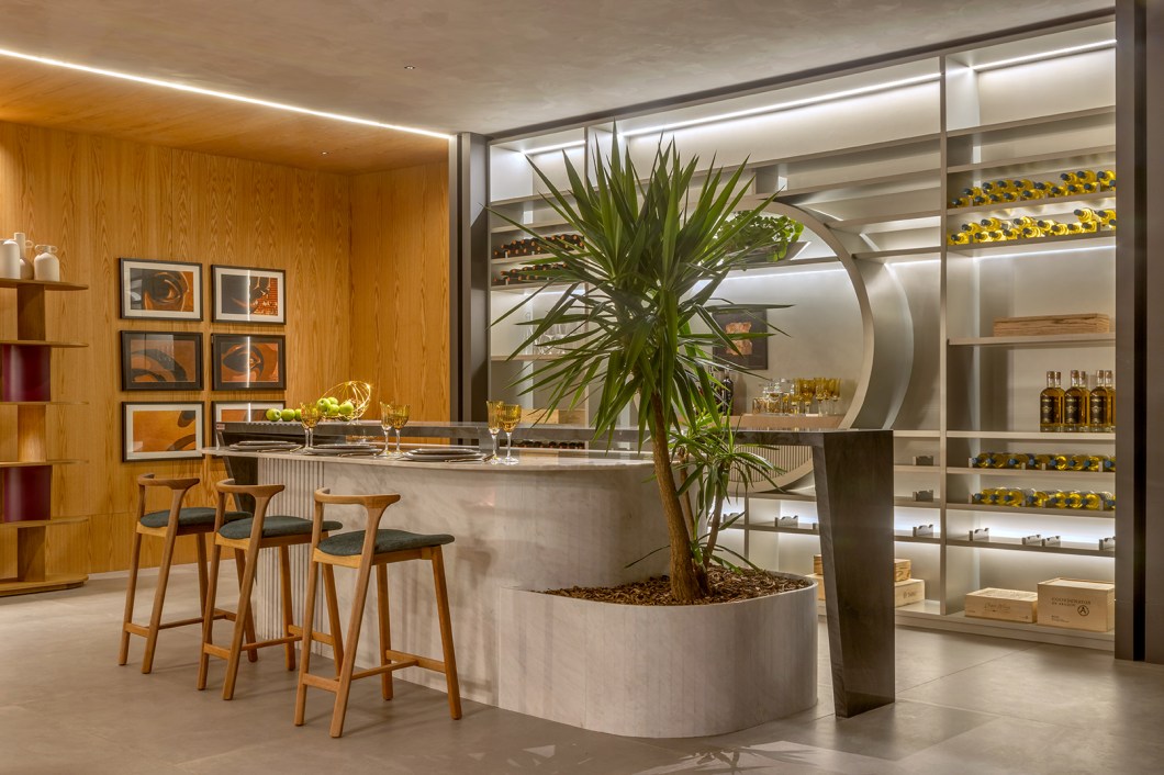 Ricardo Secunho e Yasodhara Chaibub - Home Pub. Com 125 m², o Home Pub é um living feito pela Rysc Arquitetura para receber com muita bossa e personalidade. Em um espaço com múltiplo uso, o loft tem área gourmet integrada à sala de jantar e ao home cinema. O ambiente conta com mix de materiais - madeira, pedras naturais e concreto - em uma combinação de formas ortogonais e orgânicas. No mobiliário, lançamentos de grandes nomes do design, como a poltrona Sanduba, de Mariana Marchesi Senna, e a mesa de centro Polimorfa, de Brunno Jahara. Ricardo Secunho e Yasodhara Chaibub - Home Pub. Com 125 m², o Home Pub é um living feito pela Rysc Arquitetura para receber com muita bossa e personalidade. Em um espaço com múltiplo uso, o loft tem área gourmet integrada à sala de jantar e ao home cinema. O ambiente conta com mix de materiais - madeira, pedras naturais e concreto - em uma combinação de formas ortogonais e orgânicas. No mobiliário, lançamentos de grandes nomes do design, como a poltrona Sanduba, de Mariana Marchesi Senna, e a mesa de centro Polimorfa, de Brunno Jahara.