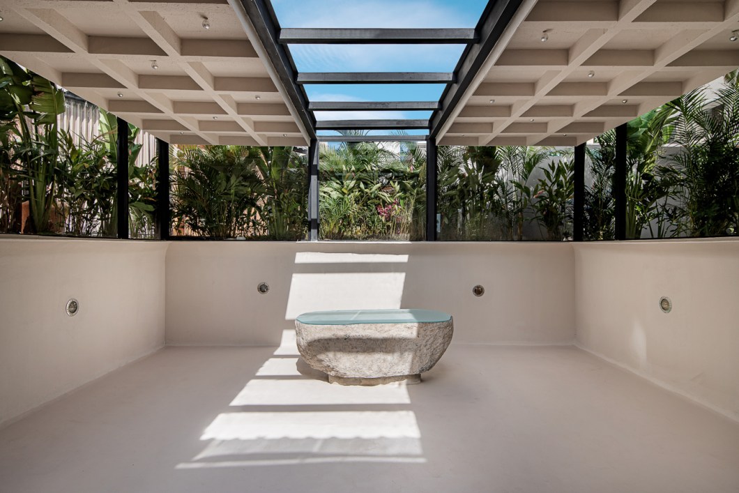 Sabine Rosas Arquitetura - Saravá. Com conceito inovador que redefine a experiência de uma boate dentro de uma piscina existente, o projeto foi desenvolvido para que o contato com elementos da natureza se evidencie por meio da transparência dos vidros e da água. E para que o espaço físico se estruture como uma boate em uma nova releitura quanto aos seus materiais e conceito. Luzes, sons, texturas e aromas se unem para despertar os sentidos e proporcionar uma experiência sensorial.