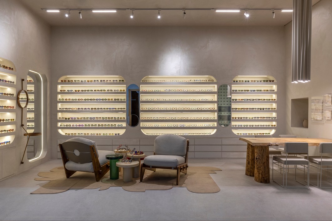 Victor Grimaldi e Marina Chaves - Ótica Habitar. Com inspiração na arquitetura minimalista, o ambiente de 30 m², assinado pelos arquitetos Victor Grimaldi e Marina Chaves, tem uma base monocromática, através do uso de cores suaves, texturas, materiais naturais, planos retilíneos e poucos elementos, com destaque para o mobiliário e obras assinadas por designers brasilienses. A proposta é valorizar a simplicidade, funcionalidade e elegância, tendo como elemento central os produtos exclusivos da marca Gustavo Eyewear. Victor Grimaldi e Marina Chaves - Ótica Habitar. Com inspiração na arquitetura minimalista, o ambiente de 30 m², assinado pelos arquitetos Victor Grimaldi e Marina Chaves, tem uma base monocromática, através do uso de cores suaves, texturas, materiais naturais, planos retilíneos e poucos elementos, com destaque para o mobiliário e obras assinadas por designers brasilienses. A proposta é valorizar a simplicidade, funcionalidade e elegância, tendo como elemento central os produtos exclusivos da marca Gustavo Eyewear.