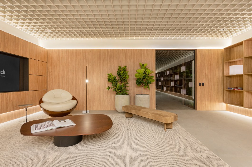 Vitá Arquitetos - Espaço Melnick e Varanda Zayt. <span>Quem deseja viver no coração do charmoso bairro Bela Vista poderá experimentar, neste ambiente, um pouco do que o empreendimento que ocupará o local trará. O ambiente institucional, junto da área de varanda, faz com que o visitante se sinta dentro da sua futura morada. Abajures posicionados em estantes simulam as luzes das janelas de edifícios da capital gaúcha. Móveis confortáveis de design foram selecionados, e compõem um ambiente refinado e atemporal.</span> Vitá Arquitetos - Espaço Melnick e Varanda Zayt. <span>Quem deseja viver no coração do charmoso bairro Bela Vista poderá experimentar, neste ambiente, um pouco do que o empreendimento que ocupará o local trará. O ambiente institucional, junto da área de varanda, faz com que o visitante se sinta dentro da sua futura morada. Abajures posicionados em estantes simulam as luzes das janelas de edifícios da capital gaúcha. Móveis confortáveis de design foram selecionados, e compõem um ambiente refinado e atemporal.</span>