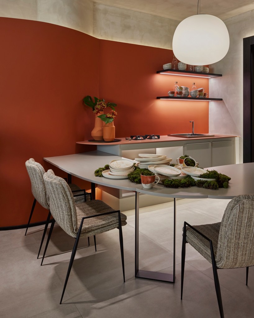 cilene-lupi-casacor-23 Sala de jantar com mesa e cadeiras e parede laranja