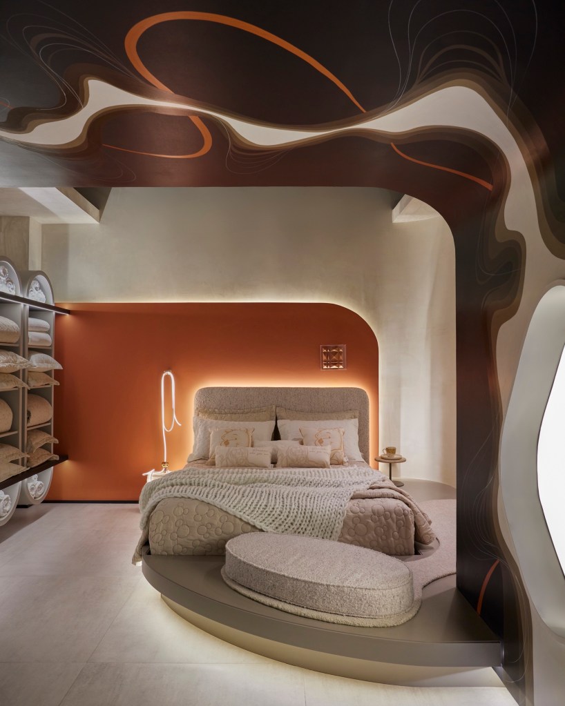 cilene-lupi-casacor-riachuelo Quarto com cama, parede colorida e teto com desenho cheio de curvas na casacor são paulo