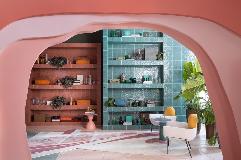 coral-casacor-sao-paulo-2023-4 As paredes revelam camadas em diversos tons de rosa, que retratam as fases da vida da moradora idealizada para este projeto