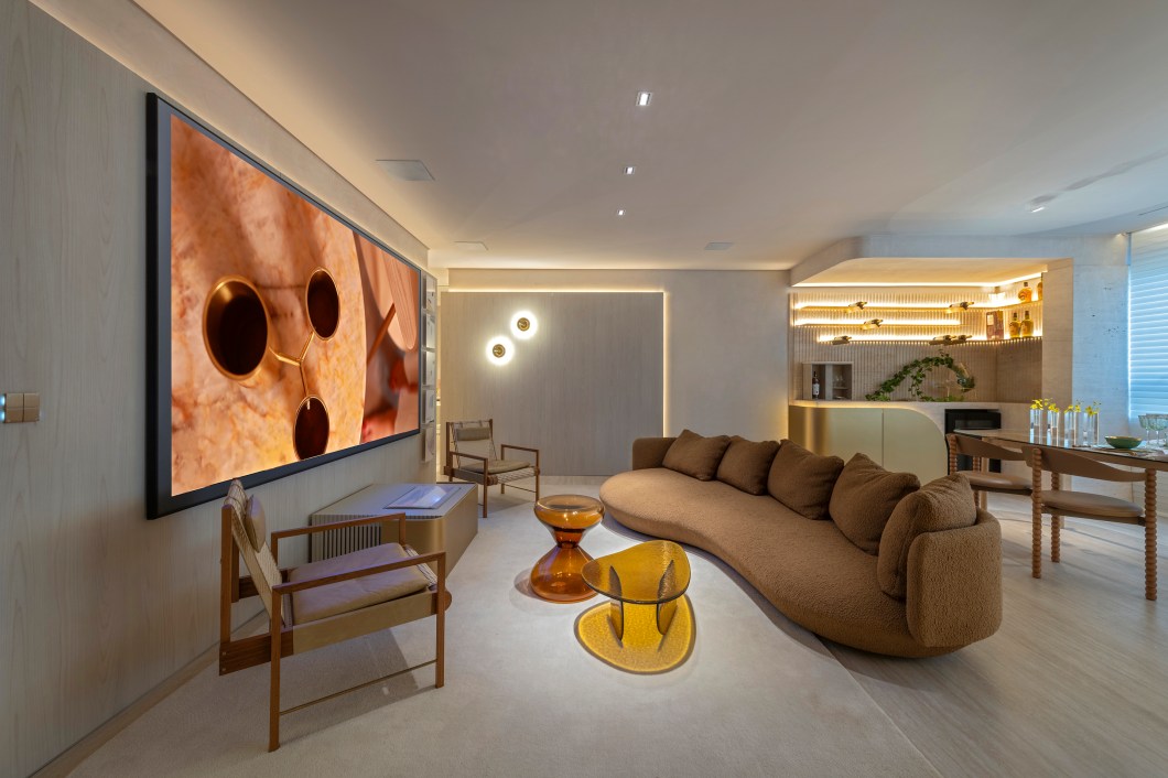 Renata Machado e André Magalhães Arquitetura e Design - Sala e lavabo do apartamento. Projeto da CASACOR Minas Gerais 2023. Renata Machado e André Magalhães Arquitetura e Design - Sala e lavabo do apartamento. Projeto da CASACOR Minas Gerais 2023.
