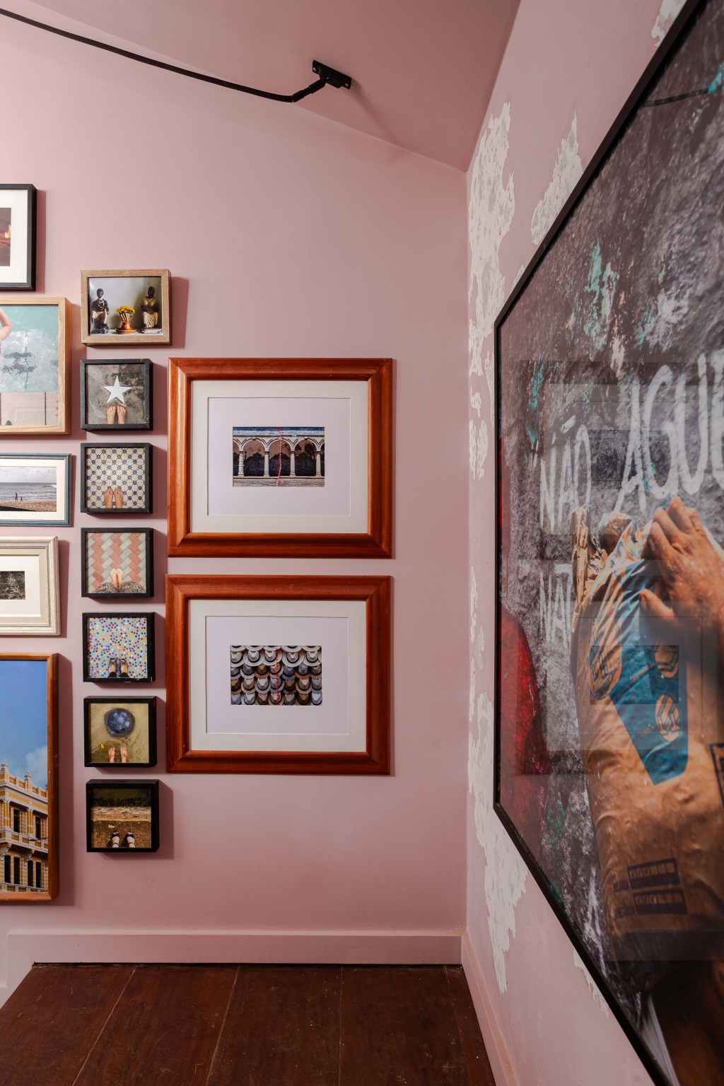 Nossa Galeria, projeto de Bruna Dória para a CASACOR Bahia 2023. Na foto, escada com gallery wall e parede rosa.