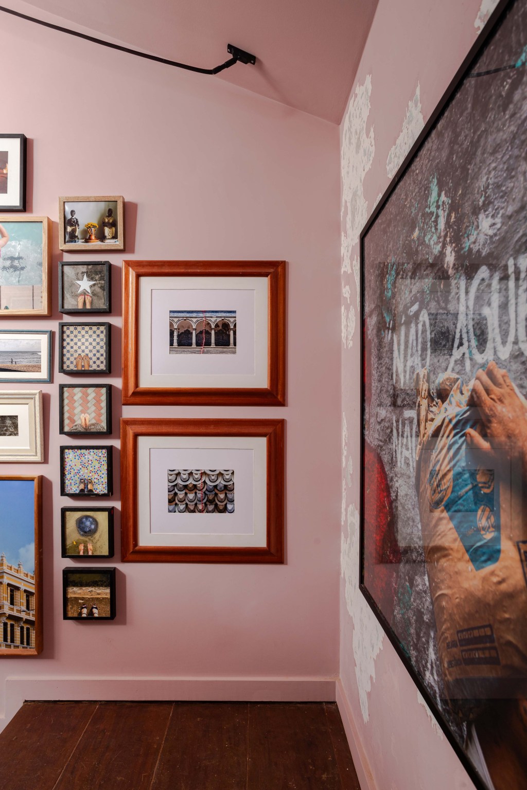 nossa-galeria-bruna-doria-casacor-bahia-2023-credito-gabriela-daltro (1) Nossa Galeria, projeto de Bruna Dória para a CASACOR Bahia 2023. Na foto, escada com gallery wall e parede rosa.