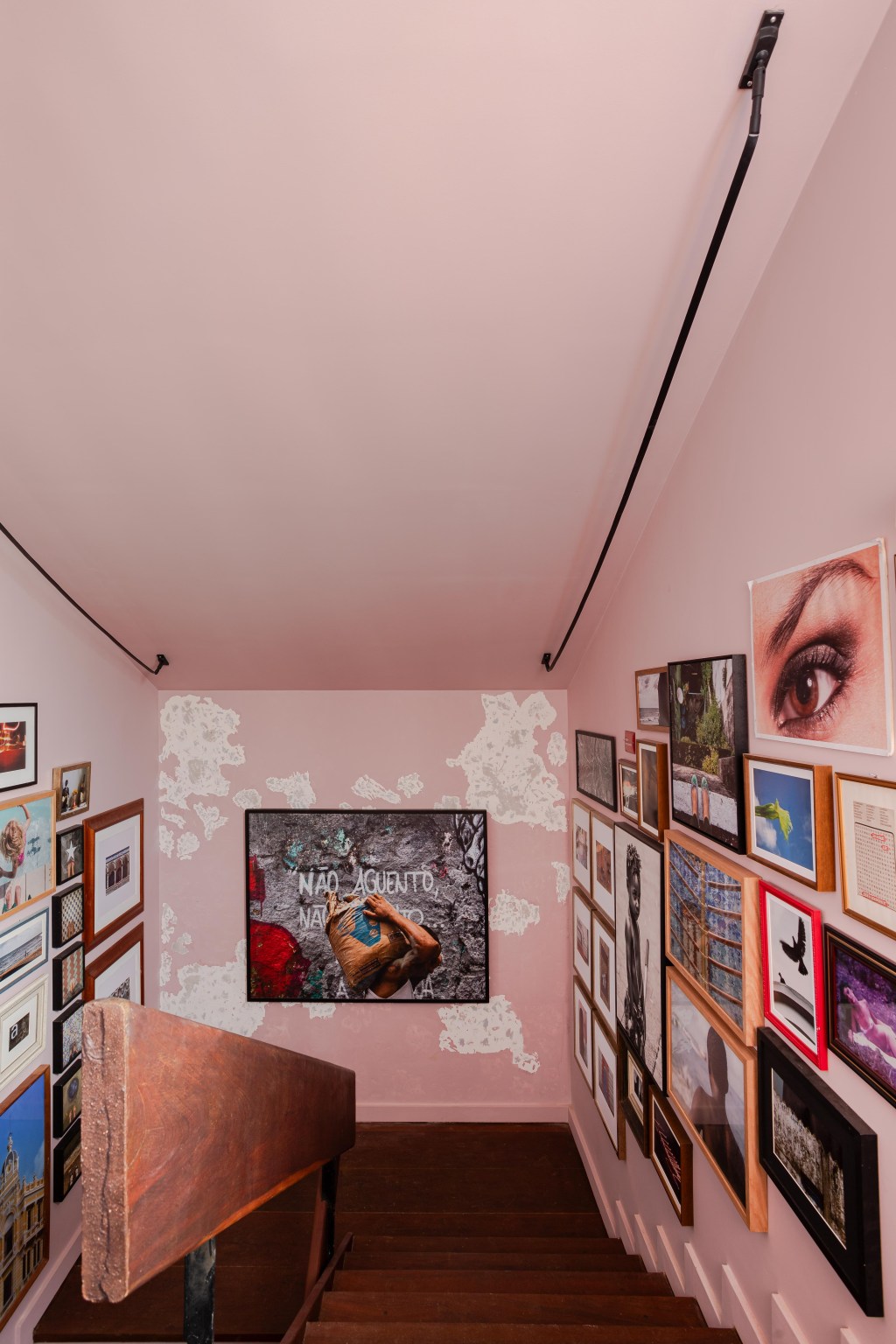 Nossa Galeria, projeto de Bruna Dória para a CASACOR Bahia 2023. Na foto, escada com gallery wall e parede rosa.