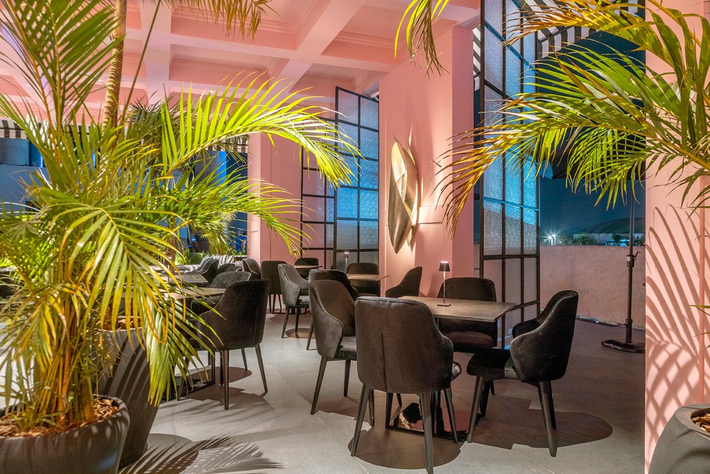orestes-blanco-rosa-maranini-restaurante-new-casacor-brasilia-2023-credito-edgard-cesar (1) Orestes Blanco e Rosa Maranini - Restaurante New. Projeto da CASACOR Brasília 2023.