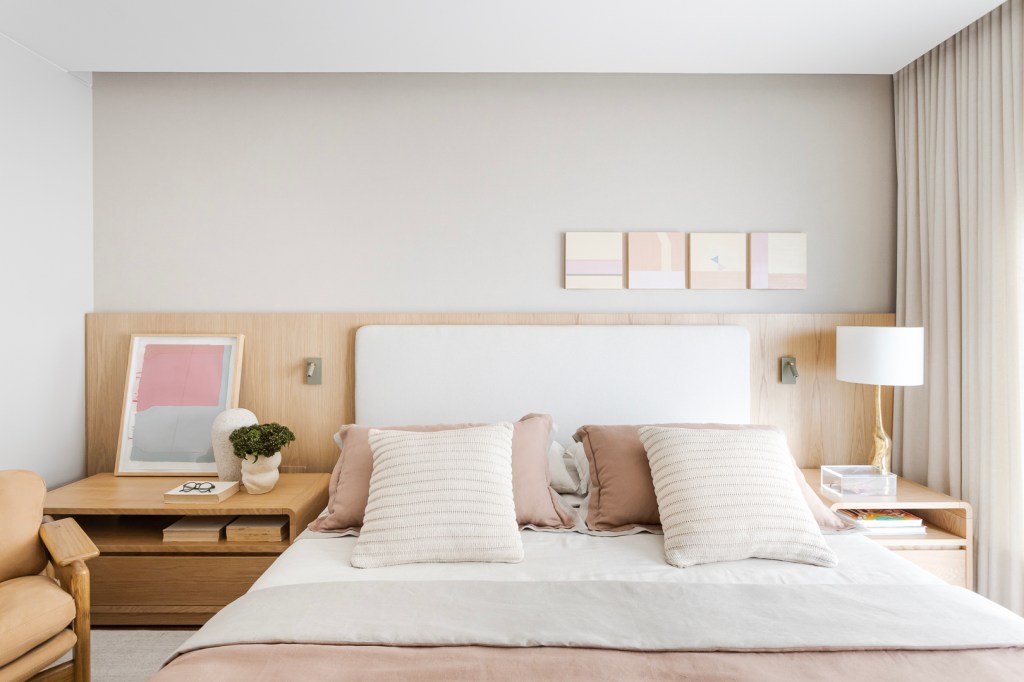 Apartamento Vila Nova Conceição Parede de tijolos e painéis de madeira trazem acolhimento ao apê de 310 m². Projeto Très Arquitetura. Na foto, quarto de casal com cabeceira de madeira e tons claros.