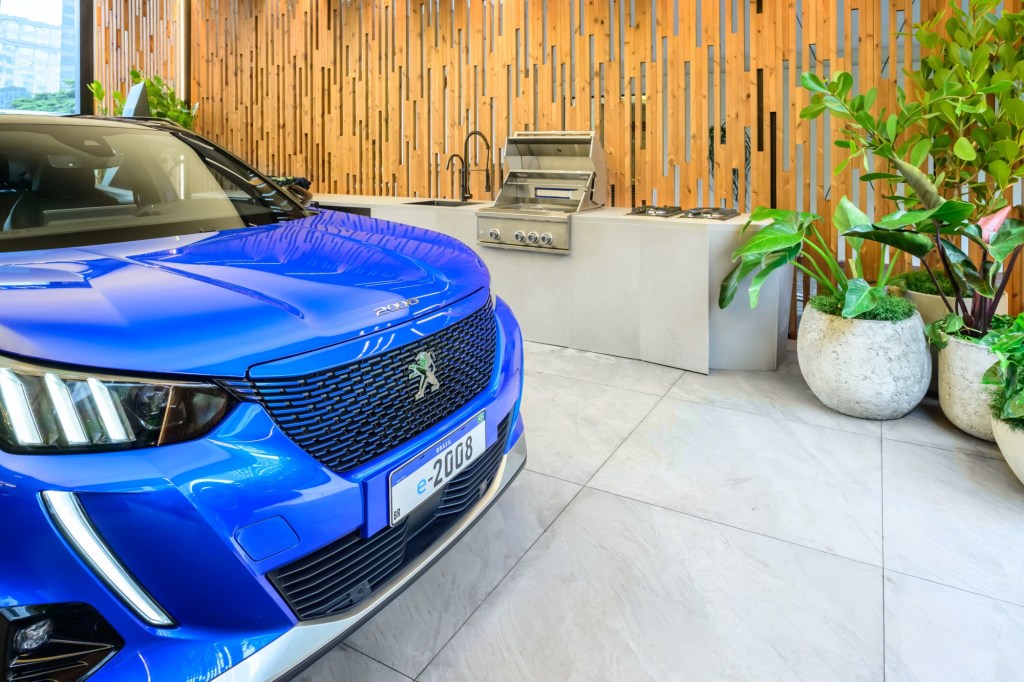 peugeot-casacor-20231 carro azul estacionado em espaço gourmet