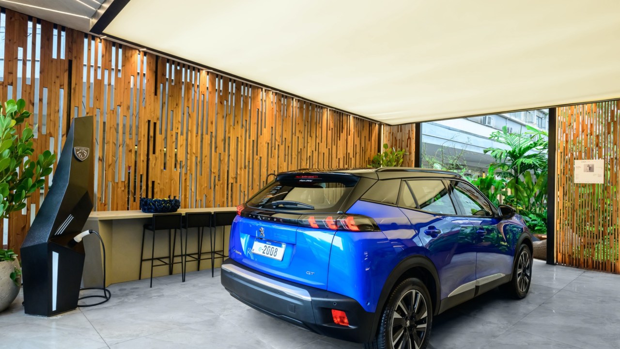 carro azul estacionado em espaço gourmet