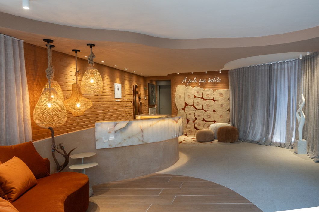 STUDIO01 Arquitetura - Lounge Skin. Em uma alusão à pele, que é o maior órgão do corpo humano, a ideia central do projeto se torna realidade. O ambiente de 100 m² foca no uso de texturas, que lembram tanto o próprio revestimento do corpo quanto a proporção áurea – presente em toda a natureza e nos seres humanos. Agregando à composição do espaço, foram usadas tonalidades semelhantes aos tons da pele, voltando-se ao princípio de universalidade. CASACOR Rio Grande do Sul 2023. STUDIO01 Arquitetura - Lounge Skin. Em uma alusão à pele, que é o maior órgão do corpo humano, a ideia central do projeto se torna realidade. O ambiente de 100 m² foca no uso de texturas, que lembram tanto o próprio revestimento do corpo quanto a proporção áurea – presente em toda a natureza e nos seres humanos. Agregando à composição do espaço, foram usadas tonalidades semelhantes aos tons da pele, voltando-se ao princípio de universalidade. CASACOR Rio Grande do Sul 2023.