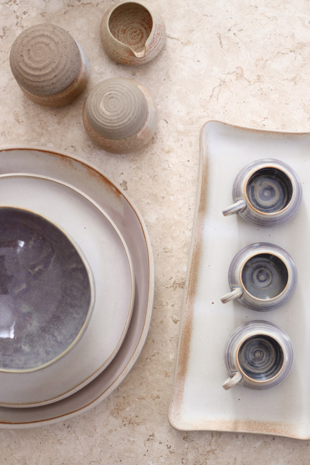 (20) MESA DE CAFÉ COM UTILITÁRIOS DE CERÂMICA_O ATELIÊ DE CERÂMICA (DIVULGAÇÃO) Ateliê de Cerâmica ganha novo endereço modernista em BH