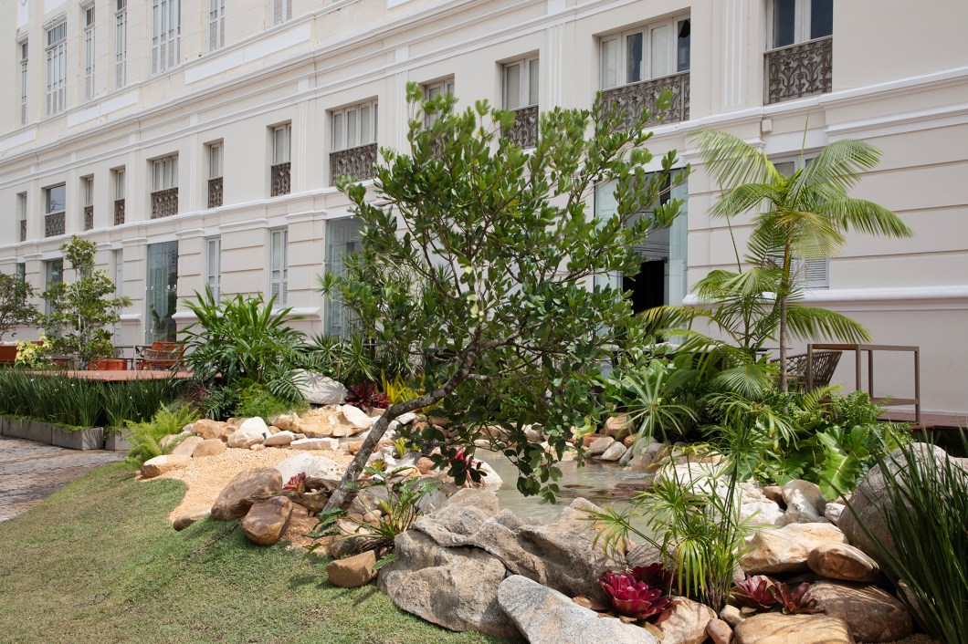 Atmosphera Plantas & Paisagismo - Praça Recentro - Verde em Poesia. Assim como a poesia é a arte de compor e escrever versos, o paisagismo é a arte de transformar o espaço proporcionando uma conexão maior com a natureza. O projeto da Praça Recentro – um espaço totalmente público, patrocinado pela Prefeitura da Cidade do Recife – baseou-se na harmonia entre tons de verde, texturas, formas e disposição da vegetação em uma escala rítmica no espaço, trazendo vivacidade e “poesia” para o Chanteclair. Atmosphera Plantas & Paisagismo - Praça Recentro - Verde em Poesia. Assim como a poesia é a arte de compor e escrever versos, o paisagismo é a arte de transformar o espaço proporcionando uma conexão maior com a natureza. O projeto da Praça Recentro – um espaço totalmente público, patrocinado pela Prefeitura da Cidade do Recife – baseou-se na harmonia entre tons de verde, texturas, formas e disposição da vegetação em uma escala rítmica no espaço, trazendo vivacidade e “poesia” para o Chanteclair.