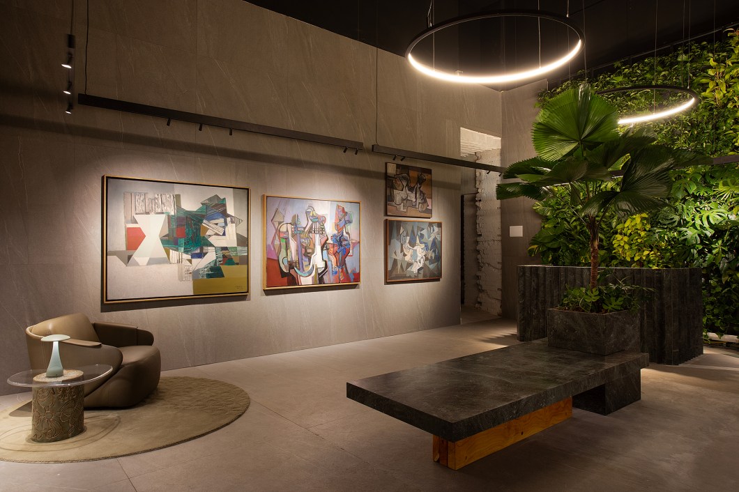 Diogo Viana Arquitetos - Sala Burle Marx. A sala de entrada da CASACOR Pernambuco vivencia a obra do arquiteto paisagista e artista plástico Roberto Burle Marx. O paisagismo exuberante e uma exposição de telas pintadas por Burle Marx foram o partido do projeto desenvolvido pelo arquiteto Diogo Viana. Viana desenha o mobiliário da sala, em pedra quartzito Pantanal levigado, e também os cavaletes de vidro modernistas, tudo envolto a uma iluminação cênica e pontual, valorizando as as peças expostas. Diogo Viana Arquitetos - Sala Burle Marx. A sala de entrada da CASACOR Pernambuco vivencia a obra do arquiteto paisagista e artista plástico Roberto Burle Marx. O paisagismo exuberante e uma exposição de telas pintadas por Burle Marx foram o partido do projeto desenvolvido pelo arquiteto Diogo Viana. Viana desenha o mobiliário da sala, em pedra quartzito Pantanal levigado, e também os cavaletes de vidro modernistas, tudo envolto a uma iluminação cênica e pontual, valorizando as as peças expostas.