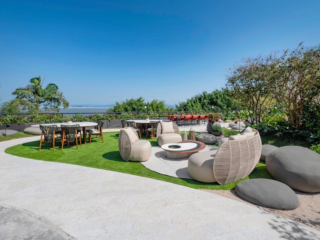 Escritório Le Notre Paisagismo - Terraço Floema. O projeto busca conectar as pessoas à natureza e despertar a sensação de pertencimento ao planeta. O espaço ao ar livre reflete diferentes interações humanas com o ambiente, ressaltando a importância dessa conexão. O intuito é mostrar que nossas cidades e moradias devem se integrar à natureza para sustentar a vida. Aqui, a harmoni mescla elementos como areia, fogo, água, cimento, pedra, madeira, vegetação e arte, criando um ambiente luxuoso e exclusivo. Escritório Le Notre Paisagismo - Terraço Floema. O projeto busca conectar as pessoas à natureza e despertar a sensação de pertencimento ao planeta. O espaço ao ar livre reflete diferentes interações humanas com o ambiente, ressaltando a importância dessa conexão. O intuito é mostrar que nossas cidades e moradias devem se integrar à natureza para sustentar a vida. Aqui, a harmoni mescla elementos como areia, fogo, água, cimento, pedra, madeira, vegetação e arte, criando um ambiente luxuoso e exclusivo.