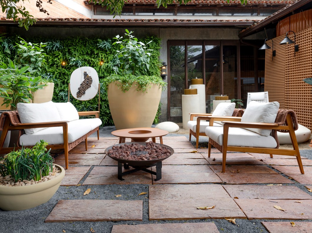 Francine Koch - Jardim Paraíso. No paraíso a natureza se funde com a criatividade humana para criar um espaço onde o paisagismo se torna uma manifestação de arte, incorporando materiais onde pedras, madeira e cimento se unem em perfeita sintonia. O verde luxuriante se desdobra em formas surpreendentes, lembrando que a beleza se encontra na fusão do inusitado com o aconchegante, na harmonia entre os materiais naturais e os elementos criativos. Francine Koch - Jardim Paraíso. No paraíso a natureza se funde com a criatividade humana para criar um espaço onde o paisagismo se torna uma manifestação de arte, incorporando materiais onde pedras, madeira e cimento se unem em perfeita sintonia. O verde luxuriante se desdobra em formas surpreendentes, lembrando que a beleza se encontra na fusão do inusitado com o aconchegante, na harmonia entre os materiais naturais e os elementos criativos.
