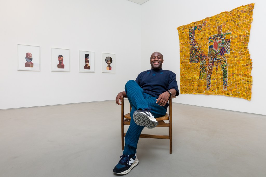 Larry Ossei-Mensah, Simões de Assis. Crédito_ Estúdio em obra O artista Larry Ossei-Mensah, na Galeria Simões de Assis /