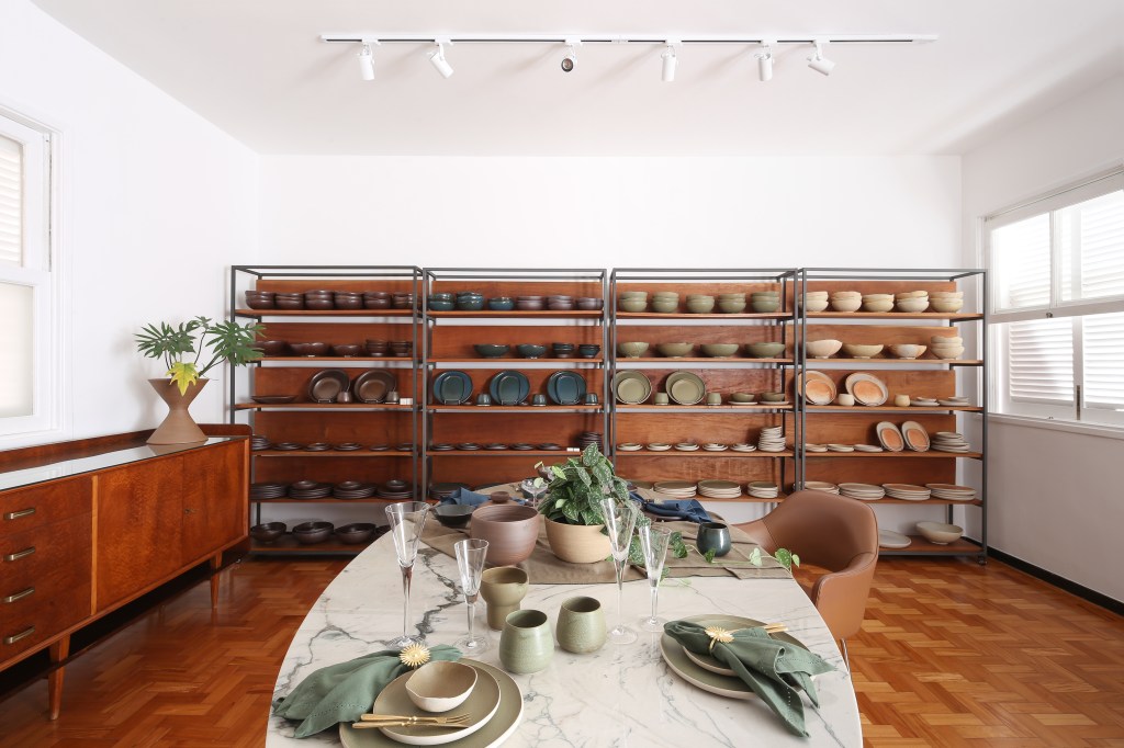 MESA DE PROVAS E ACERVO DE UTILITÁRIOS_O ATELIÊ DE CERÂMICA (DIVULGAÇÃO) Ateliê de Cerâmica ganha novo endereço modernista em BH