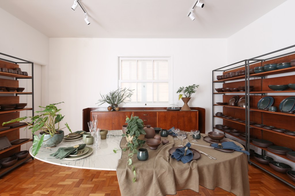 MESA DE PROVAS_O ATELIÊ DE CERÂMICA (DIVULGAÇÃO) (1) Ateliê de Cerâmica ganha novo endereço modernista em BH