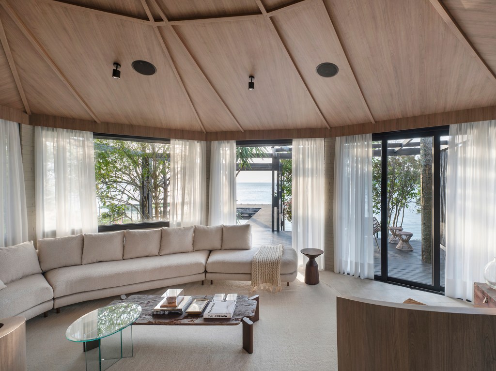 Casa é totalmente integrada à paisagem, com uma elegância monocromática