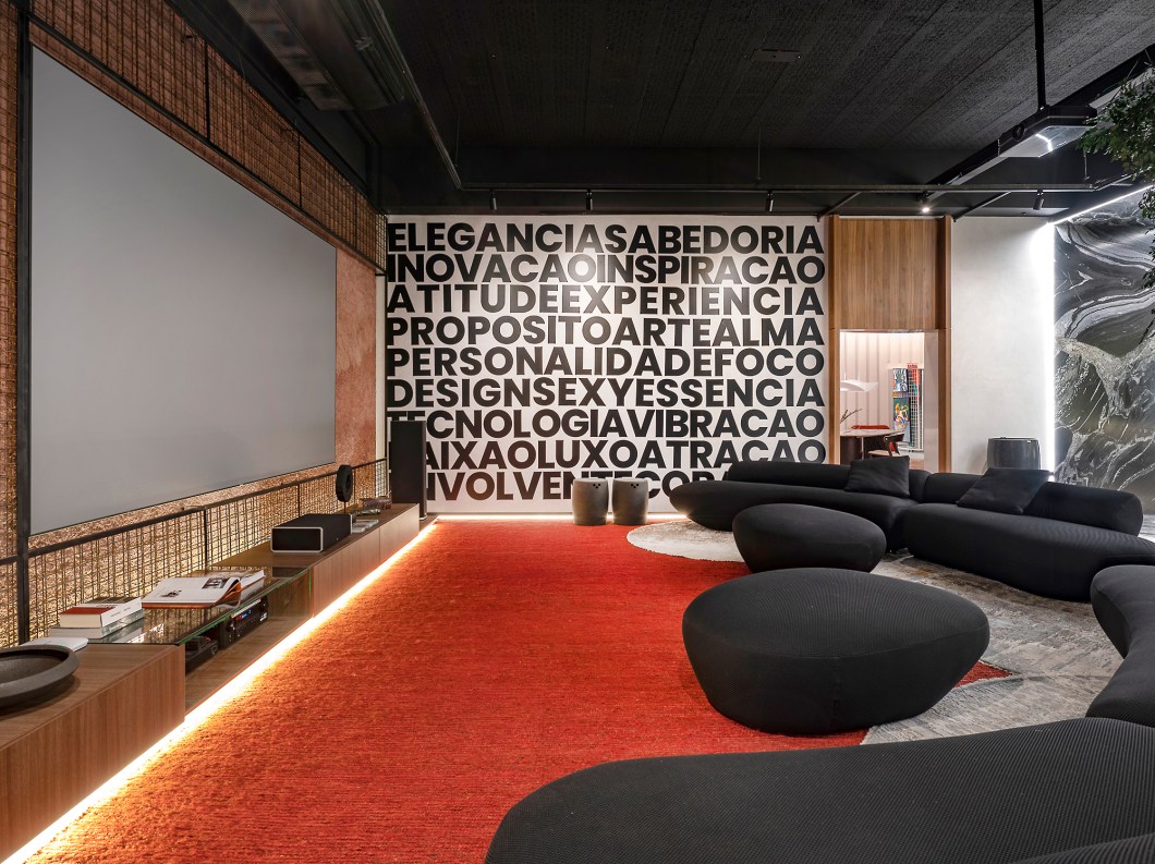 Progetta Studio - Essenza. O projeto recria de maneira única, a arte de acolher, harmonizando luxo, personalidade e poesia. O ambiente celebra a arte de receber com uma cozinha gourmet e uma sala de cinema, feitos para curtir bons momentos. Destaque para o charme e elegância da biblioteca de vinhos suspensa. Aqui, passado e presente dialogam, arquitetura e construção se fundem, tecnologia e habilidade artesanal convergem. Cada elemento contribui para criar uma atmosfera geradora de experiências. Progetta Studio - Essenza. O projeto recria de maneira única, a arte de acolher, harmonizando luxo, personalidade e poesia. O ambiente celebra a arte de receber com uma cozinha gourmet e uma sala de cinema, feitos para curtir bons momentos. Destaque para o charme e elegância da biblioteca de vinhos suspensa. Aqui, passado e presente dialogam, arquitetura e construção se fundem, tecnologia e habilidade artesanal convergem. Cada elemento contribui para criar uma atmosfera geradora de experiências.