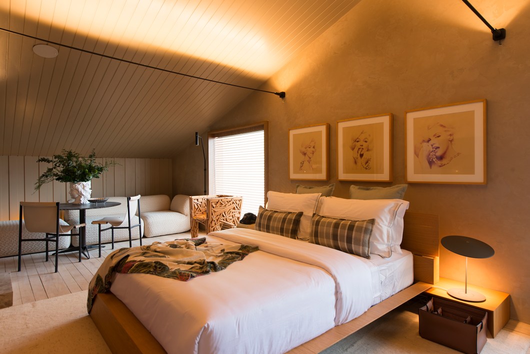 Ramiro Mendes - Hotel Serendipity. No sótão da CASACOR Ceará 2023, a suíte do Hotel Serendipity oferece um refúgio de 42 m², combinando o conforto hoteleiro com o aconchego de casa. O hotel propõe uma fuga da padronização tradicional da hotelaria, convidando os hóspedes a reviver momentos longe da cidade. A decoração valoriza elementos originais da residência, incluindo móveis de designers brasileiros como Estúdio Campana e Sérgio Rodrigues. O banheiro, com quartzito Perla Santana, mantém a atmosfera íntima com iluminação indireta. Ramiro Mendes - Hotel Serendipity. No sótão da CASACOR Ceará 2023, a suíte do Hotel Serendipity oferece um refúgio de 42 m², combinando o conforto hoteleiro com o aconchego de casa. O hotel propõe uma fuga da padronização tradicional da hotelaria, convidando os hóspedes a reviver momentos longe da cidade. A decoração valoriza elementos originais da residência, incluindo móveis de designers brasileiros como Estúdio Campana e Sérgio Rodrigues. O banheiro, com quartzito Perla Santana, mantém a atmosfera íntima com iluminação indireta.