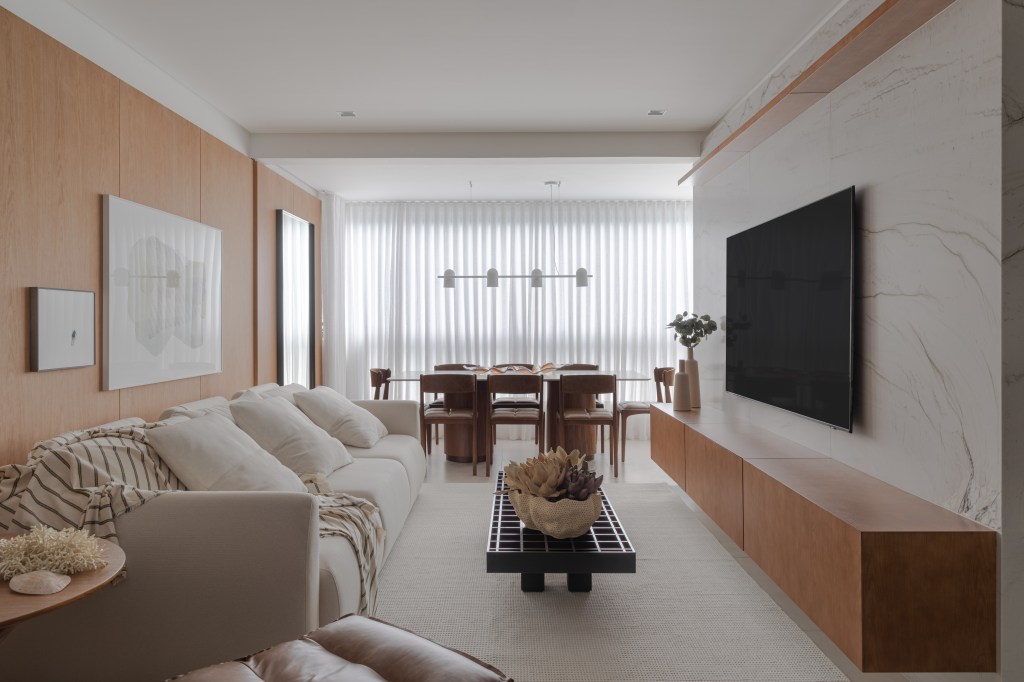 Leveza e aconchego são as marcas registradas deste apê em Florianópolis