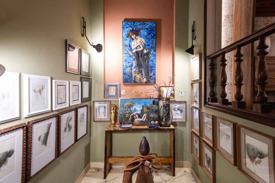 Sergei de Castro - A escada da Casa. Neste espaço criado por Sergei de Castro, artista plástico e designer, a originalidade é a essência. A escada da casa teve seu piso de ônix e o guarda-corpo de madeira torneada conservados como relíquias da própria casa, datando de sua construção. Uma obra de arte coroa o ambiente em destaque, pintada pelo próprio Sergei, agregando ainda mais valor. Com uma trajetória marcante e participante da CASACOR Ceará desde a primeira edição, Sergei de Castro, celebra os 25 anos da mostra escolhendo a icônica escada como foco, dada sua singularidade que preserva a autenticidade da casa. Sergei de Castro - A escada da Casa. Neste espaço criado por Sergei de Castro, artista plástico e designer, a originalidade é a essência. A escada da casa teve seu piso de ônix e o guarda-corpo de madeira torneada conservados como relíquias da própria casa, datando de sua construção. Uma obra de arte coroa o ambiente em destaque, pintada pelo próprio Sergei, agregando ainda mais valor. Com uma trajetória marcante e participante da CASACOR Ceará desde a primeira edição, Sergei de Castro, celebra os 25 anos da mostra escolhendo a icônica escada como foco, dada sua singularidade que preserva a autenticidade da casa.