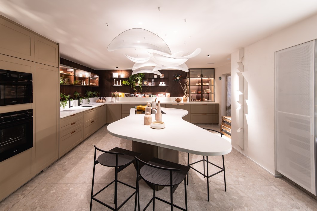 Susana Clark Fiuza - Cozinha Kitchens. Com um conceito moderno e inovador, o projeto de 42 m² destaca as qualidades da marca ao incorporar tendências internacionais e nacionais de design. Centralizado em uma ilha de Corian, a cozinha oferece sofisticação e acolhimento, impulsionando decisões projetuais. Materiais de alta qualidade, incluindo madeira natural e vidro, adicionam durabilidade e elegância. A proposta alinha-se ao tema da CASACOR Ceará deste ano, criando um espaço sofisticado e confortável para a convivência da família moderna. Susana Clark Fiuza - Cozinha Kitchens. Com um conceito moderno e inovador, o projeto de 42 m² destaca as qualidades da marca ao incorporar tendências internacionais e nacionais de design. Centralizado em uma ilha de Corian, a cozinha oferece sofisticação e acolhimento, impulsionando decisões projetuais. Materiais de alta qualidade, incluindo madeira natural e vidro, adicionam durabilidade e elegância. A proposta alinha-se ao tema da CASACOR Ceará deste ano, criando um espaço sofisticado e confortável para a convivência da família moderna.
