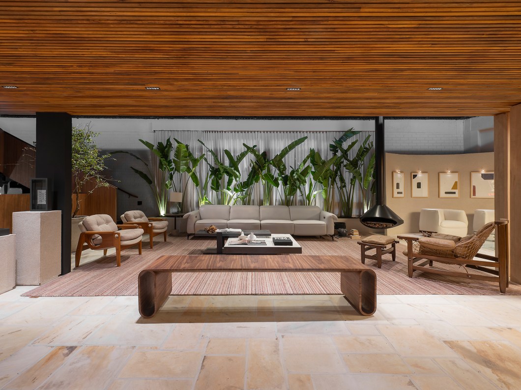 VK Arquitetos - Casa Essência. O projeto traduz uma casa brasileira cheia de histórias, que olha com empatia para o passado e com otimismo para o futuro. Se apropria de elementos existentes e os enaltece com uma arquitetura contemporânea. Nesse cenário, um Audi recentemente lançado se destaca, complementando a identidade dessa casa cheia de autenticidade, que utiliza materiais nobres e naturais como protagonistas da composição. Piso e paredes de pedras naturais, forro e portas pivotantes de madeira, tecidos de fibras naturais, couro, paisagismo exuberante e mobiliário de designers renomados conformam a essência deste lar. VK Arquitetos - Casa Essência. O projeto traduz uma casa brasileira cheia de histórias, que olha com empatia para o passado e com otimismo para o futuro. Se apropria de elementos existentes e os enaltece com uma arquitetura contemporânea. Nesse cenário, um Audi recentemente lançado se destaca, complementando a identidade dessa casa cheia de autenticidade, que utiliza materiais nobres e naturais como protagonistas da composição. Piso e paredes de pedras naturais, forro e portas pivotantes de madeira, tecidos de fibras naturais, couro, paisagismo exuberante e mobiliário de designers renomados conformam a essência deste lar.