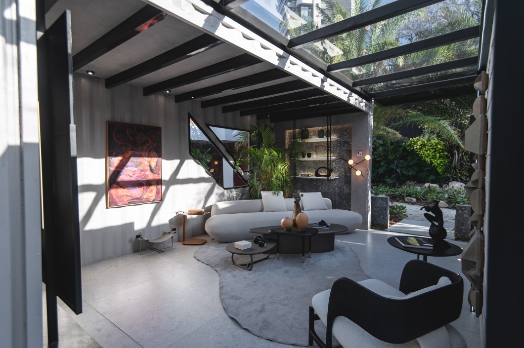Wislen Paiva - Container Lounge. O Recepção/Container Lounge é um espaço de 55m² criado através da reutilização de dois containers interligados por uma cobertura metálica envidraçada. Suas fachadas combinam a estrutura horizontal dos containers com elementos em vidro e concreto, proporcionando um acesso marcante com três pórticos e uma parede externa que integra as estruturas. Internamente, barreiras visuais e físicas, feitas de chapas de aço coloridas, dividem a recepção do lounge, culminando em um ambiente convidativo que reflete a temática do evento "Corpo e Morada". Wislen Paiva - Container Lounge. O Recepção/Container Lounge é um espaço de 55m² criado através da reutilização de dois containers interligados por uma cobertura metálica envidraçada. Suas fachadas combinam a estrutura horizontal dos containers com elementos em vidro e concreto, proporcionando um acesso marcante com três pórticos e uma parede externa que integra as estruturas. Internamente, barreiras visuais e físicas, feitas de chapas de aço coloridas, dividem a recepção do lounge, culminando em um ambiente convidativo que reflete a temática do evento "Corpo e Morada".
