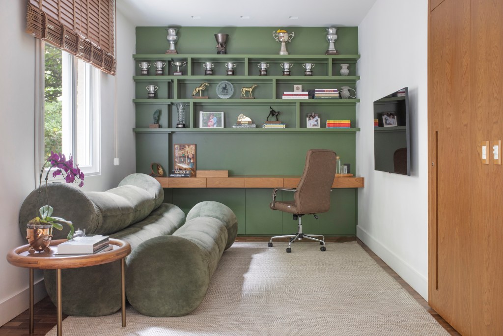apartamento-ipanema-repleto-mobiliario-design-brasileiro-bianca-da-hora-fotos-denilson-machado (15) Apartamento em Ipanema é repleto de mobiliário de design brasileiro. Projeto de Bianca Da Hora. Nas foto, home office, com marcenaria verde e sofá verde,