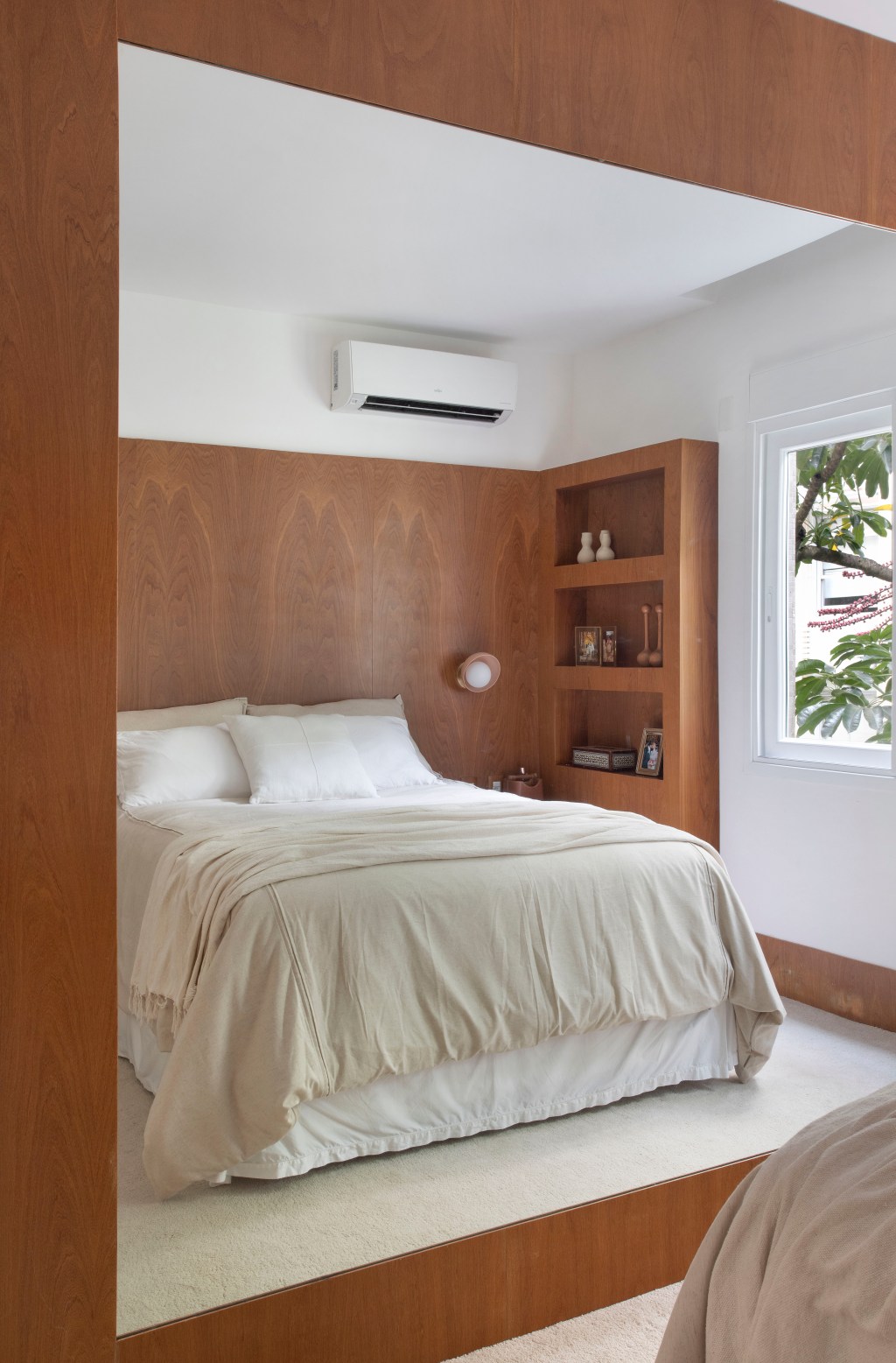 apartamento-ipanema-repleto-mobiliario-design-brasileiro-bianca-da-hora-fotos-denilson-machado (17) Apartamento em Ipanema é repleto de mobiliário de design brasileiro. Projeto de Bianca Da Hora. Na foto, quarto de casal com painel de madeira e tapete.
