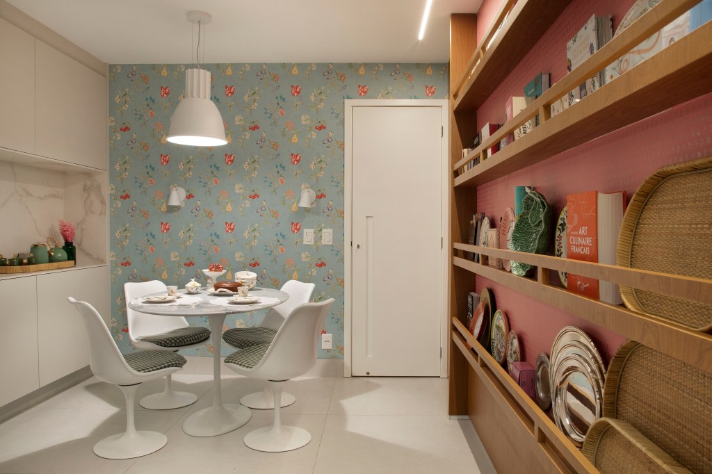 apartamento-ipanema-repleto-mobiliario-design-brasileiro-bianca-da-hora-fotos-denilson-machado (24) Apartamento em Ipanema é repleto de mobiliário de design brasileiro. Projeto de Bianca Da Hora. Na foto, cozinha com mesa de refeições e estante.