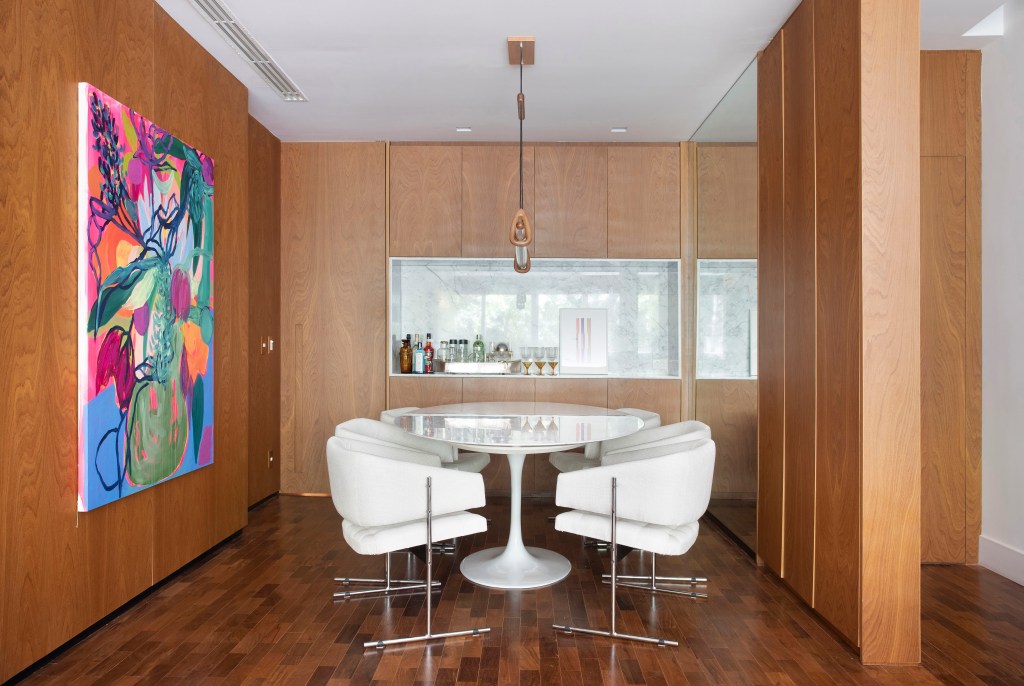 apartamento-ipanema-repleto-mobiliario-design-brasileiro-bianca-da-hora-fotos-denilson-machado (4) Apartamento em Ipanema é repleto de mobiliário de design brasileiro. Projeto de Bianca Da Hora. Na foto, sala de jantar com bicho bar e quadro.