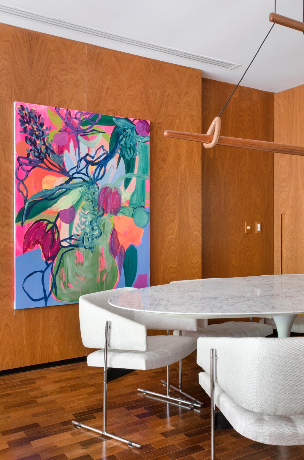 apartamento-ipanema-repleto-mobiliario-design-brasileiro-bianca-da-hora-fotos-denilson-machado (6) Apartamento em Ipanema é repleto de mobiliário de design brasileiro. Projeto de Bianca Da Hora. Na foto, sala de jantar com bicho bar e quadro.