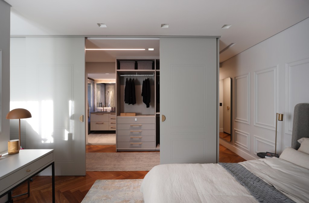 ape-moderno-209-m2-toque-frances-boiseries-molduras-barbara-dundes-credito-marco-antonio (20) Apê moderno de 209 m² ganha toque francês com boiseries e molduras . Projeto de Barbara Dundes. Na foto, closet com porta francesa.