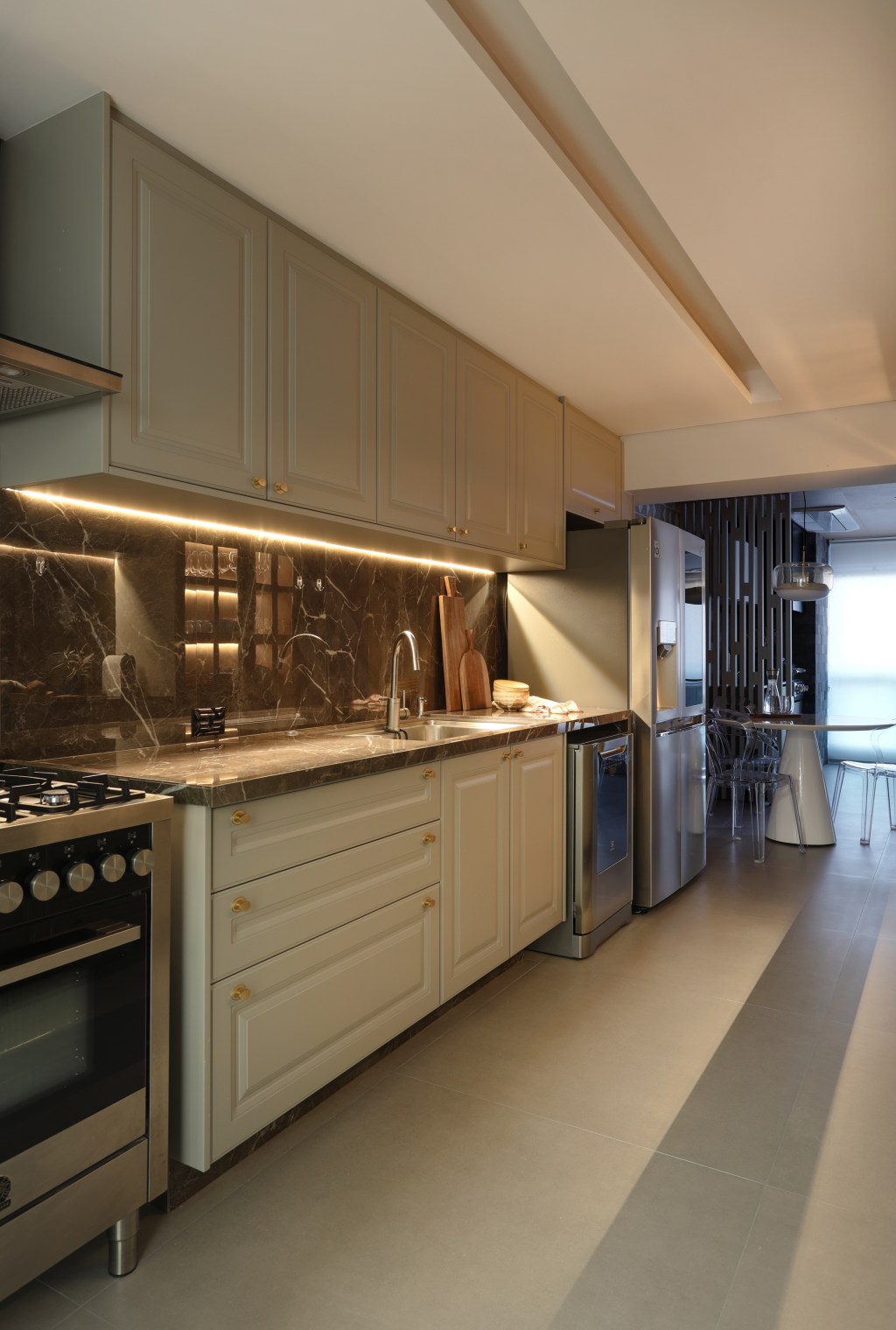 ape-moderno-209-m2-toque-frances-boiseries-molduras-barbara-dundes-credito-marco-antonio (27) Apê moderno de 209 m² ganha toque francês com boiseries e molduras . Projeto de Barbara Dundes. Na foto, cozinha com iluminação indireta e varanda integrada.