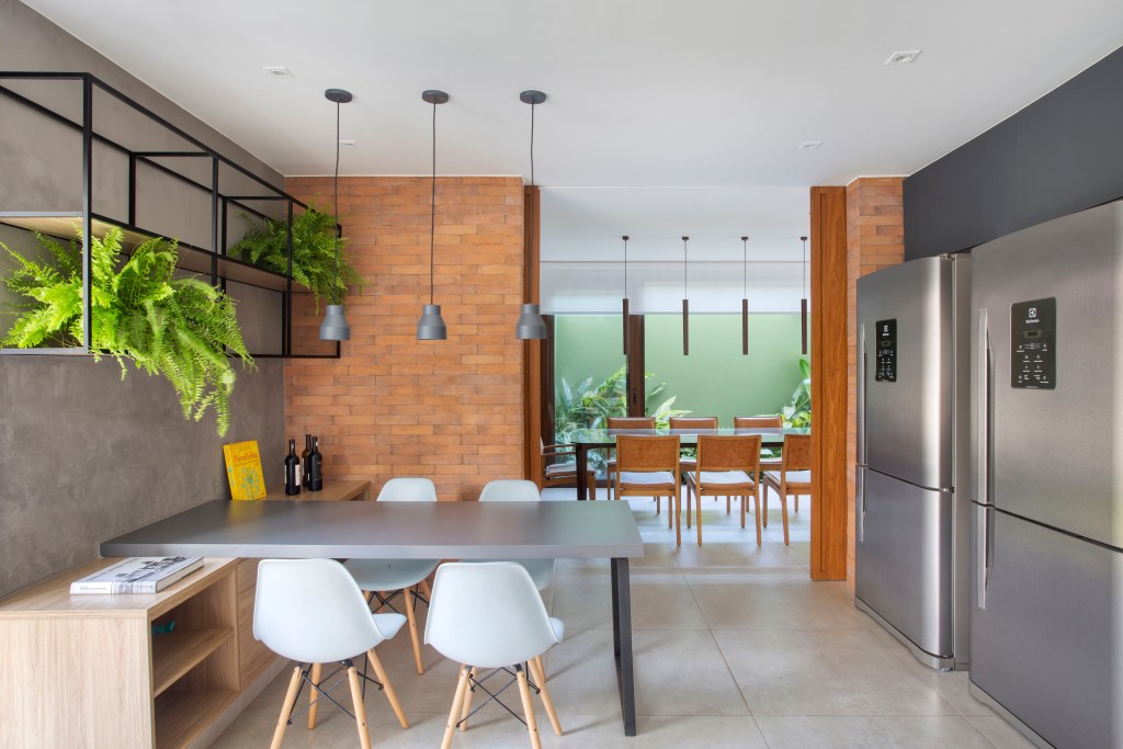 casa-praia-420-m2-estilo-urbano-loft-garagem-studio-021-arquitetura-credito-juliano-colodeti (12) Casa de praia de 420 m² ganha estilo urbano e loft na garagem. Projeto Studio 021 Arquitetura. Na foto, sala de jantar e varanda gourmet.