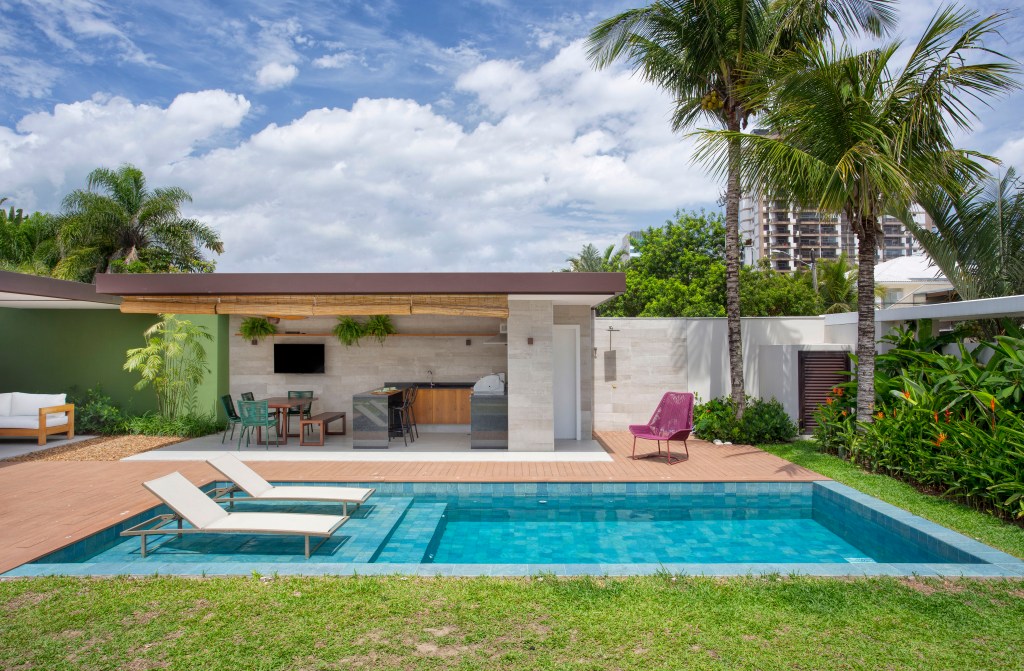casa-praia-420-m2-estilo-urbano-loft-garagem-studio-021-arquitetura-credito-juliano-colodeti (2) Casa de praia de 420 m² ganha estilo urbano e loft na garagem. Projeto Studio 021 Arquitetura. Na foto, varanda gourmet com churrasqueira e piscina.