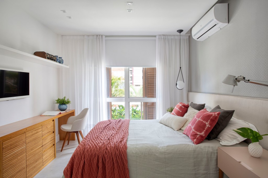 casa-praia-420-m2-estilo-urbano-loft-garagem-studio-021-arquitetura-credito-juliano-colodeti (24) Casa de praia de 420 m² ganha estilo urbano e loft na garagem. Projeto Studio 021 Arquitetura. Na foto, quarto com cabeceira branca e colcha vermelha.