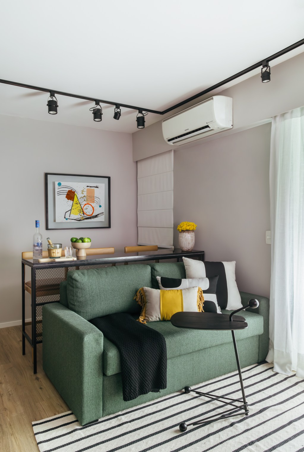 cozinha–dentro-armario-ape-35-m2-ikeda-arquitetura-luiza-schreier (2) Cozinha se esconde dentro do armário neste apê de 35 m², Projeto de Ikeda Arquitetura. Na foto, sala de estar com bancada de serralheria, cozinha camuflada e sofá verde.