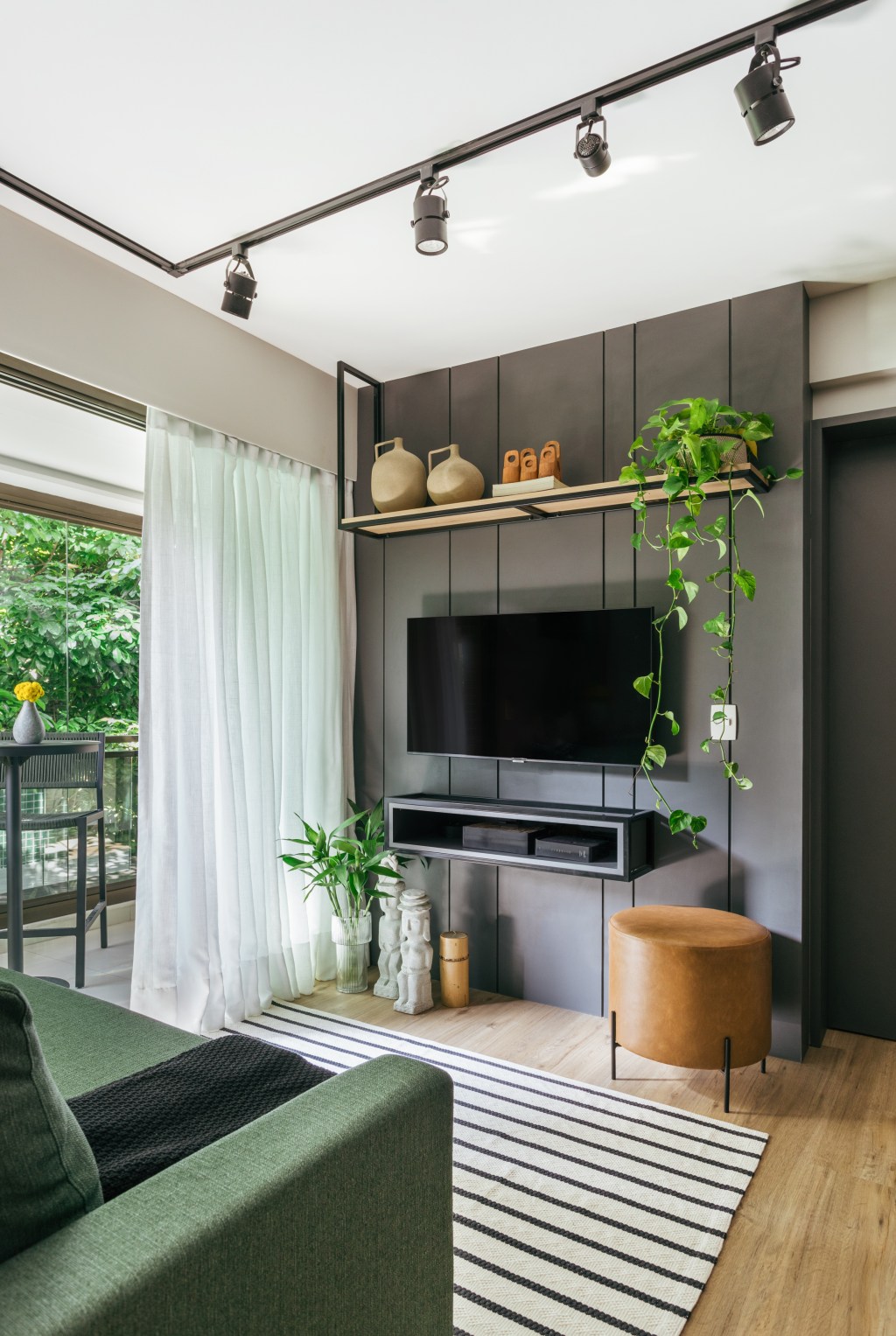 cozinha–dentro-armario-ape-35-m2-ikeda-arquitetura-luiza-schreier (3) Cozinha se esconde dentro do armário neste apê de 35 m², Projeto de Ikeda Arquitetura. Na foto, sala de estar com bancada de serralheria, cozinha camuflada e sofá verde.