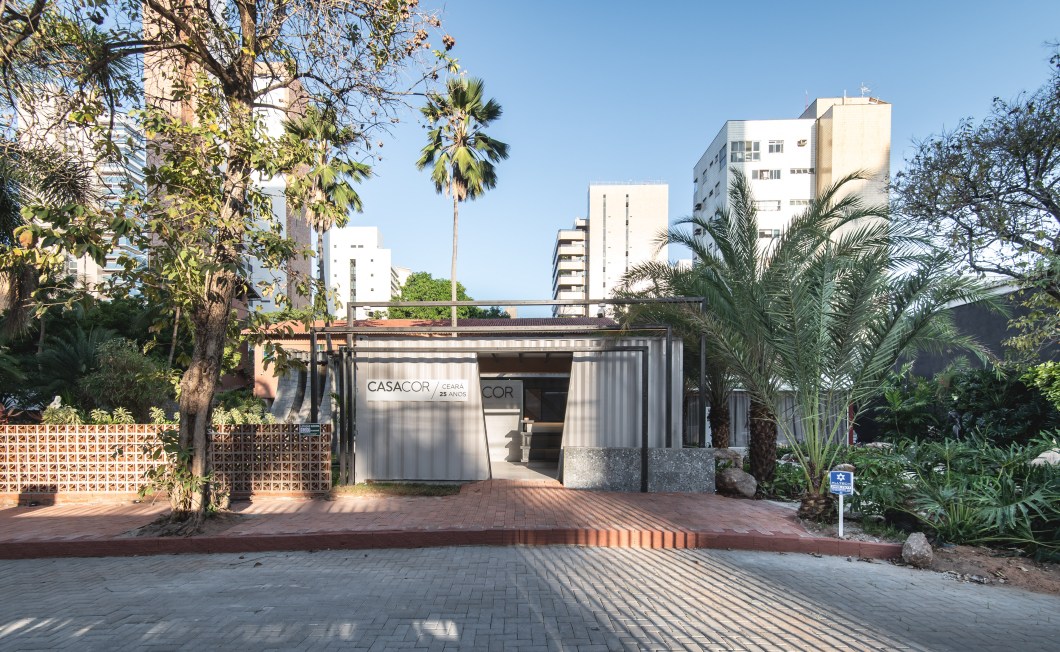 Droysen Tomich e Gerson Munayer - Unidade e Contrastes. Em um cenário urbano vertical, onde arranha-céus de alto padrão dominam a paisagem, emerge uma notável e impressionante harmonia visual: a fachada externa adornada com Dracenas Cordyline de cores intensas. Nesse ambiente, a simplicidade do jardim se torna uma declaração arrojada de estilo e contraste. Uma única planta, habilmente disposta em uma grande jardineira, cria uma unidade distinta que cativa os olhares dos transeuntes. Essa escolha singular de design paisagístico não só ressalta a coesão visual do espaço, mas também cria um ponto de referência vívido e refrescante no meio do cenário urbano envolvente.