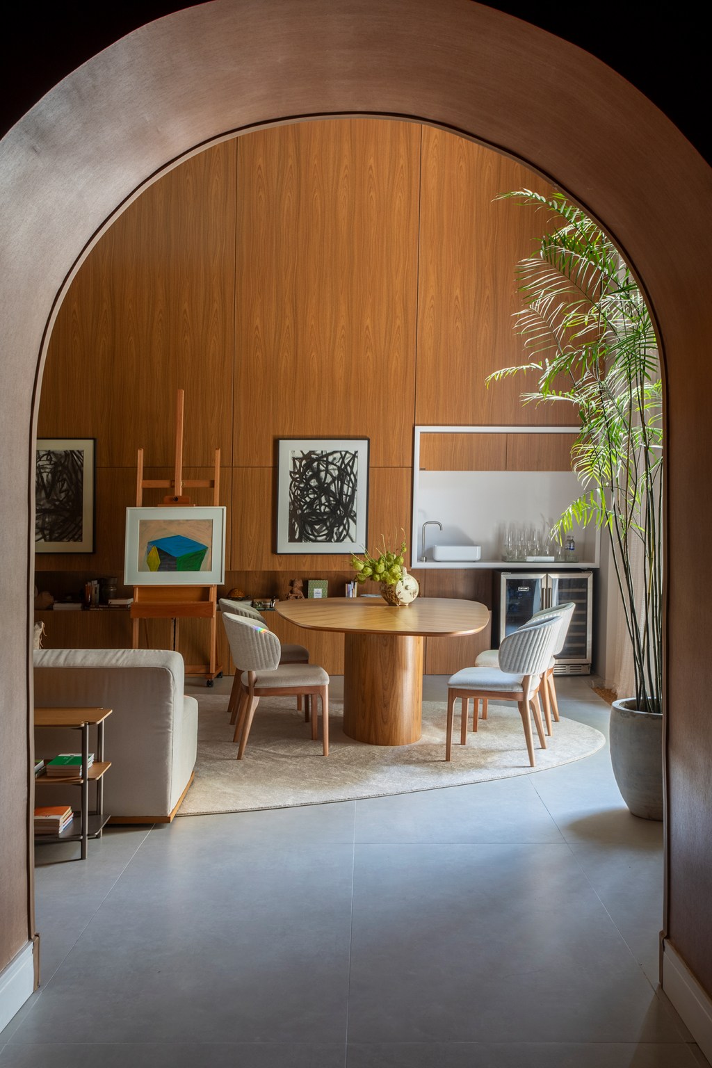 luiza-nogueira-arquitetura-living-gameleira-casacor-pernambuco-2023-credito-denilson-machado (1) Luiza Nogueira Arquitetura - Living Gameleira. Projeto da CASACOR Pernambuco 2023.