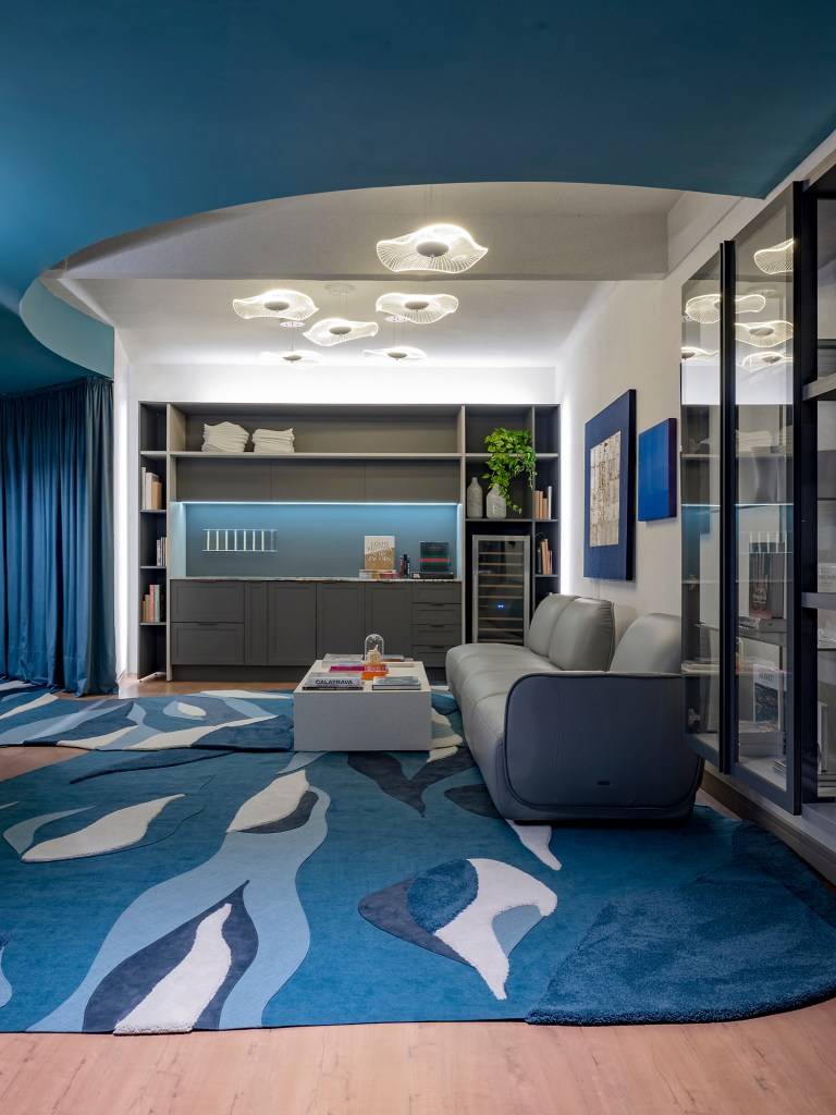 michael-zanghelini-aline-martins-bleu-espaco-de-leitura-casacor-florianopolis-casacor-santa-catarina-2023-credito-lio-simas-(1) Michael Zanghelini e Aline Martins - Bleu, Espaço de Leitura. Projeto da CASACOR Santa Catarina 2023.