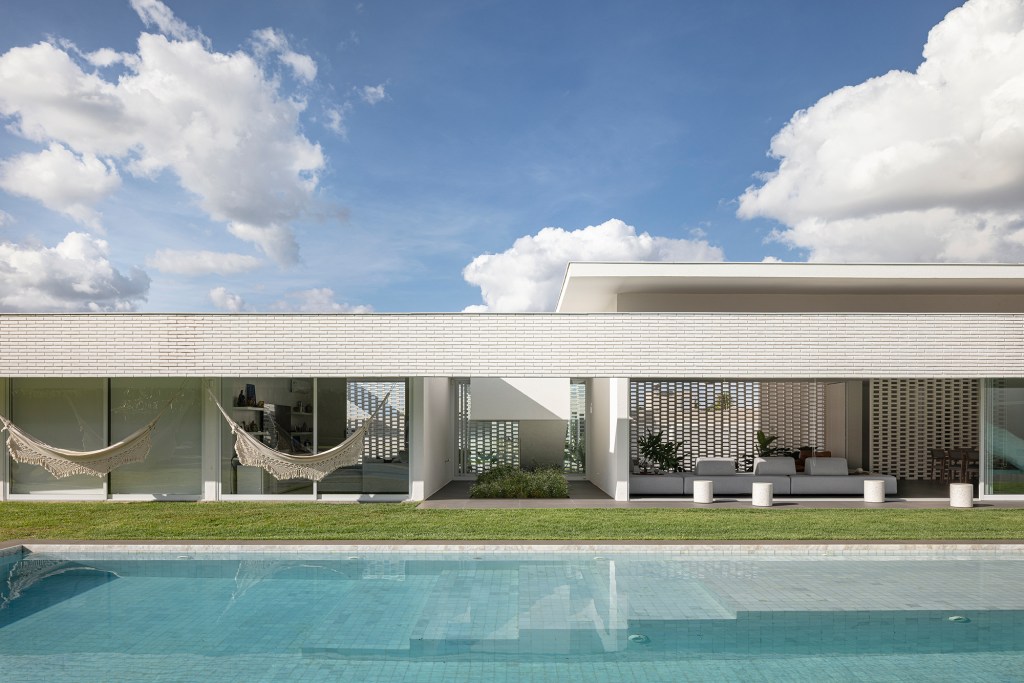 tijolos-brancos-vazados-compoem-fachada-casa-600-m2-brasilia-bloco-arquitetos-credito-joana-franca (16) Tijolos brancos e vazados compõem fachada de casa de 600 m² em Brasília. Projeto de Bloco Arquitetos. Na foto, quartos voltados para o jardim.
