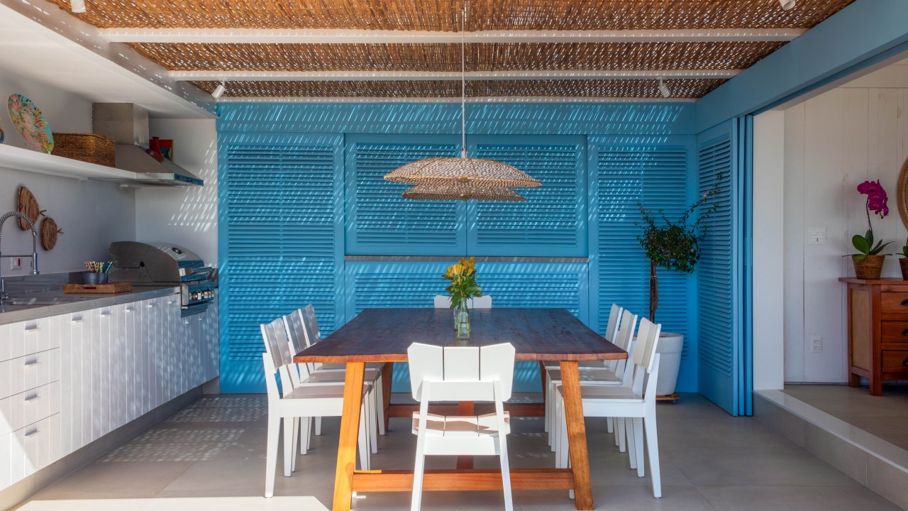 Venezianas azuis na varanda marcam esta casa de praia inspirada na Grécia. Projeto de Brise Arquitetura. Na foto, cozinha provençal com esquadrias azuis.